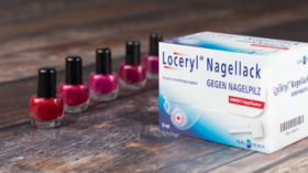 Kosmetischer Nagellack in verschiedenen Farben